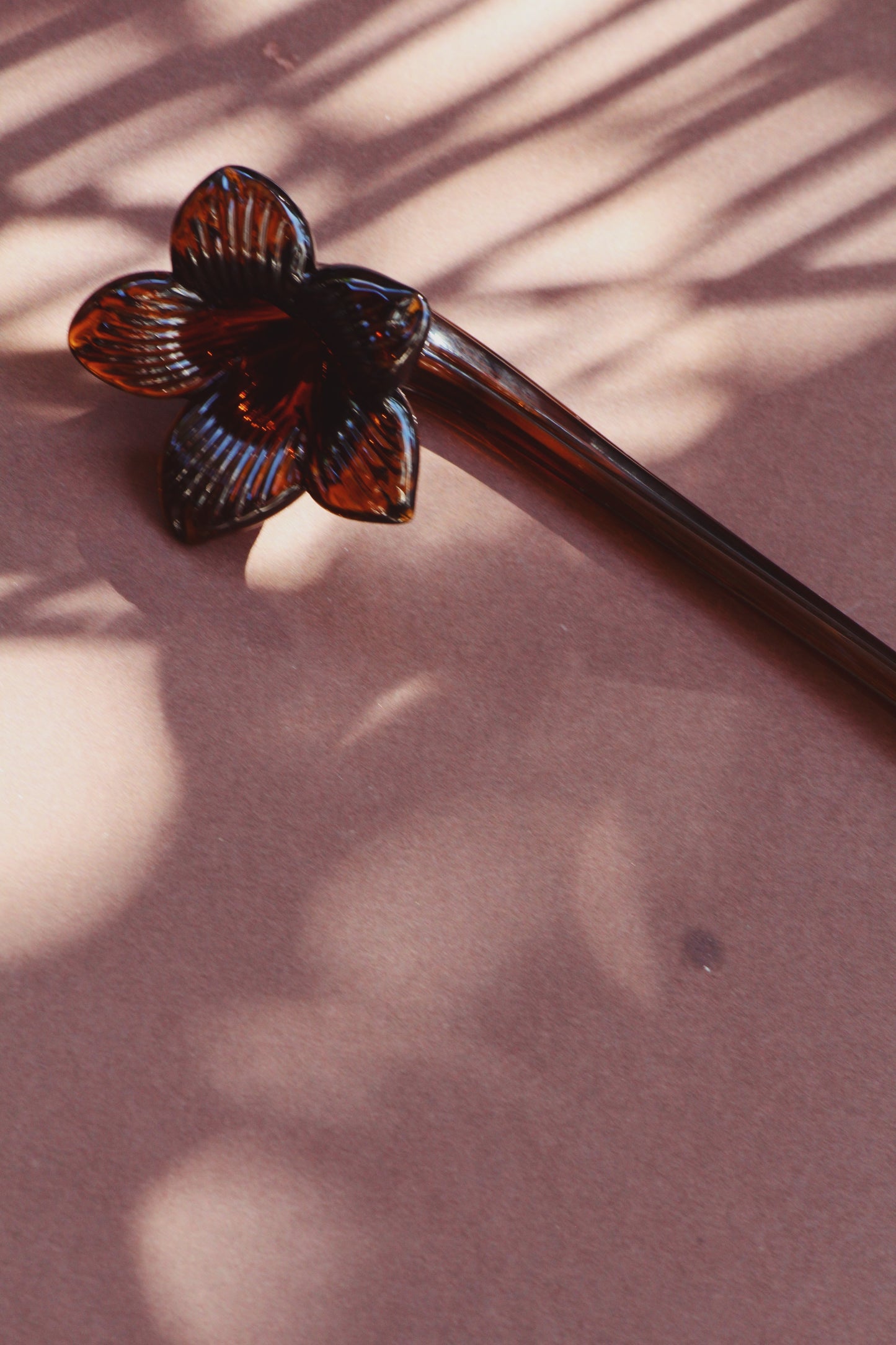 Floral Amber Glass Candle Snuffer (Apaga velas de vidrio)